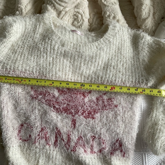 Fuzzy Canada Sweater - Picture 6 of 7